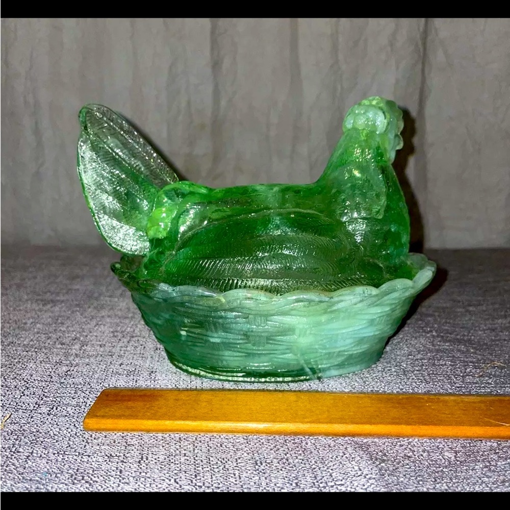 Vintage green slag glass chicken hen on nest RARE